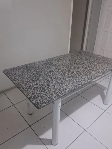 Mesa sem as cadeiras 
