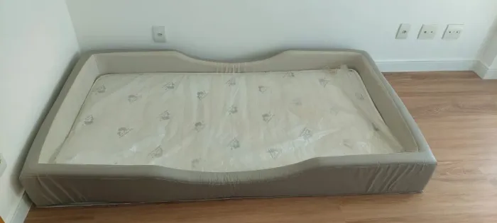 Cama infantil montessoriana INPHANTIL tamanho solteirão, usada, cor cinza, menino / menina