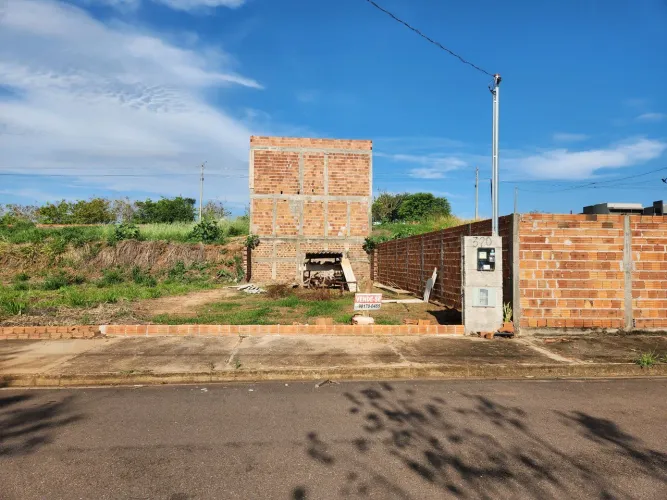 Terreno 100% plano com padrão, energia e cx de esgoto