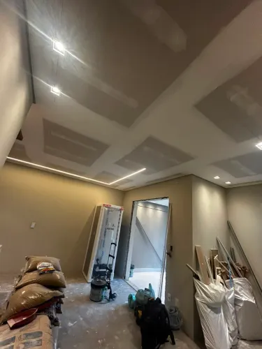Portas de vidros com esquadria de alumínio branco