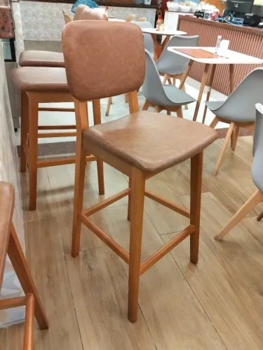 Banqueta alta, estofada de madeira