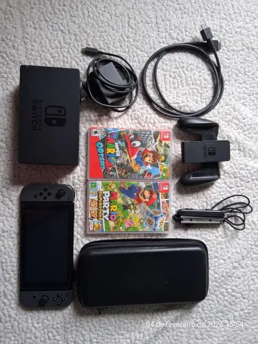 Nintendo switch cinza v2 32gb usado com leve mal contato no A e com 2 jogos e case