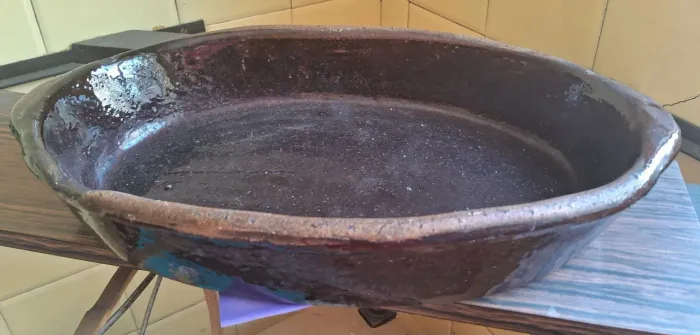 Travessa de cerâmica artesanal. Medida aproximada 40cm.