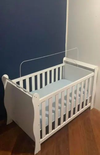 Berço que vira cama com suporte de mosqueteiro 