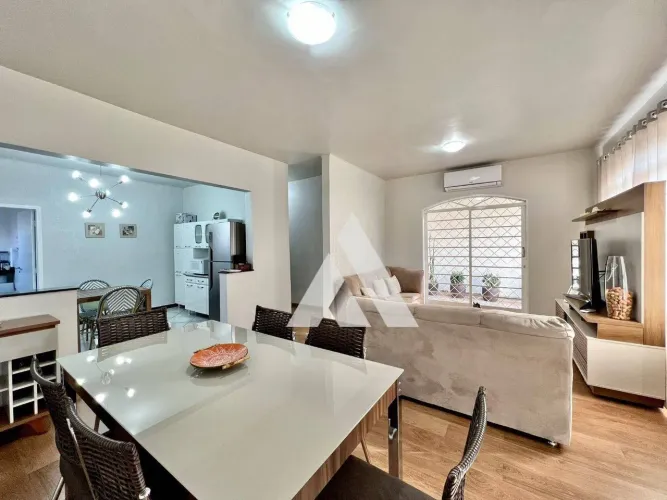 Casa com 4 dormitórios à venda, 200 m² por R$ 690.000,00 - Vila Vendramini - Itapetininga/
