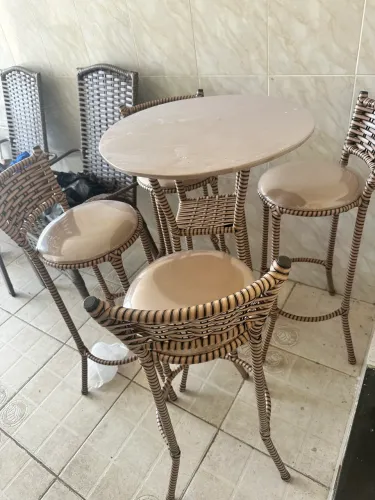 Mesa retrô nova no plástico