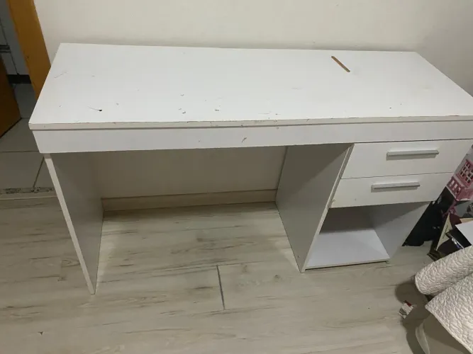 Escrivaninha Branca com Grandes Gavetas