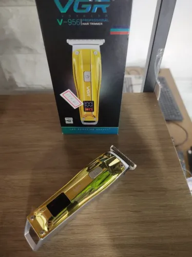 Maquina de Acabamento Barbearia VGR V956 Dourada Led