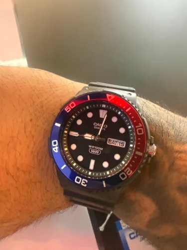 Relógio Casio Masculino 44mm Azul, vermelho e Preto.