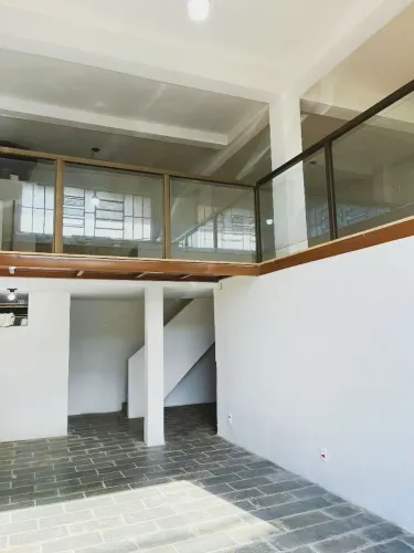 Ponto Comercial com Mezanino e Pé-Direito Duplo em Localização Estratégica