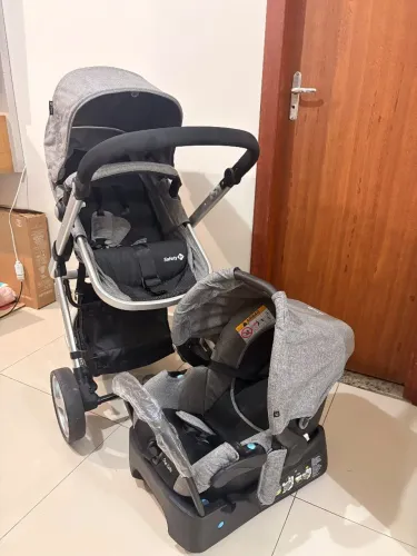 Carrinho Moisés + Bebe conforto com suporte automotivo.