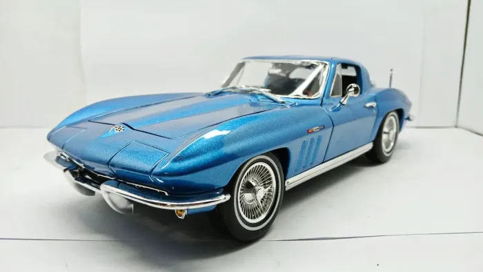 Miniatura Chevrolet Corvette 1965 1/18