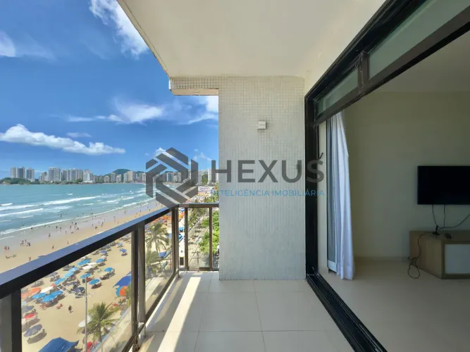 Apartamento frente mar reformado com varanda e lazer na Praia das Pitangueiras, Guaruja