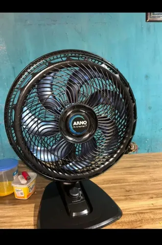Vendo este ventilador grande Turbo semi novo nao troco sou de Porto Velho