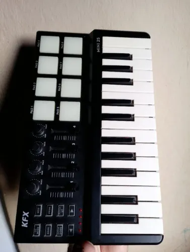 Teclado Controlador KFX Mini 25 - Obs entrego em qualquer regiao metropolitana de BH