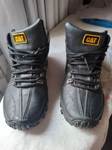 VENDE-SE um par de BOTA CAT ADVENTURE