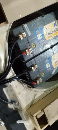 Vende-se , 2 baterias usadas 150 ah , marca Moura 