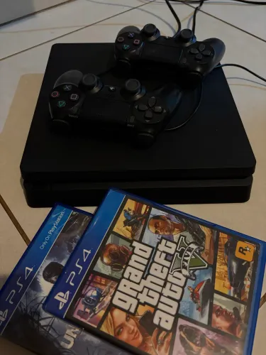 PS 4 Slim 1TB (acompanha GTA 5 e Uncharted 4 em mídia física e 2 controles)