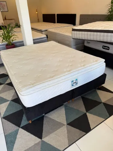 Cama de Casal QUEEN SEALY SEMINOVA COM COLCHÃO