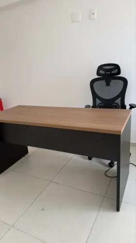 Mesa para escritório 1,50x60 com 2 gavetas 3 meses de uso