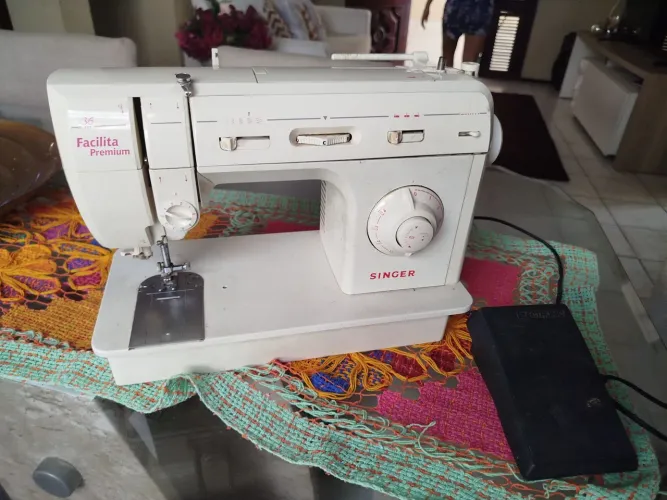 Máquina Singer facilita