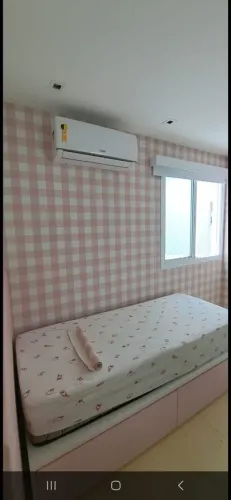 Instalação de papel de parede e adesivo