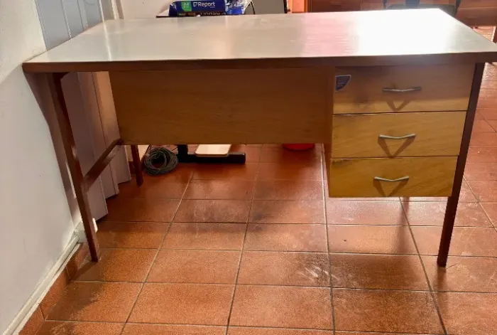 Mesa de escritório retrô com 3 gavetas - madeira
