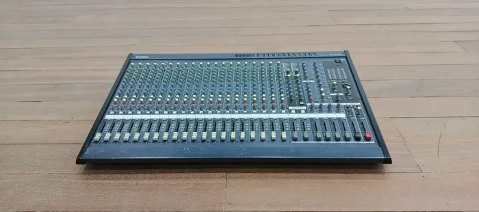Mesa de som Yamaha MG24/14 FX