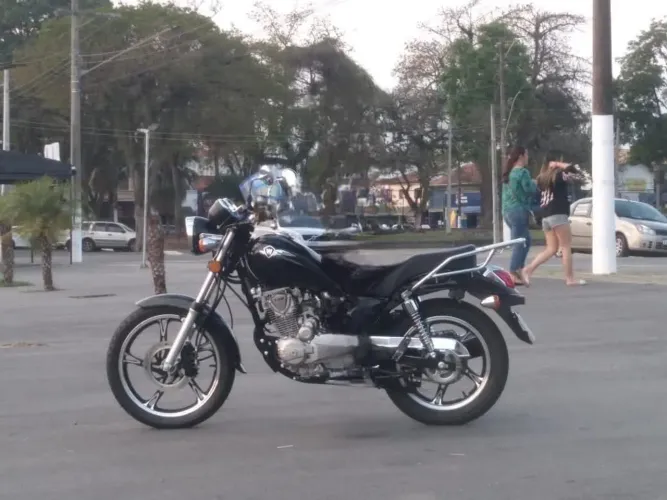 Vendo Haojue Chopper, única dona, impecável, km 2.896 original.