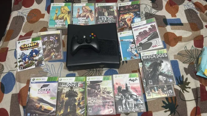 XBOX 360 COMPLETO + 1 CONTROLE + 13 JOGOS CLÁSSICOS - GTA V, RDR, Mortal Kombat