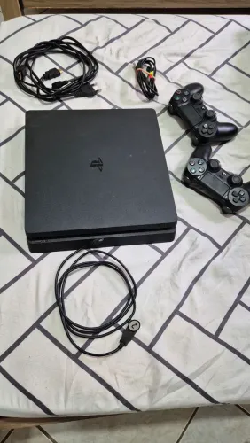 Playstation 4 slim com 2 controles e 9 jogos