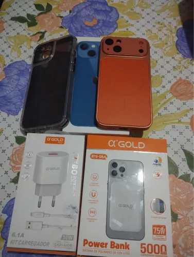 iPhone 13 com vários acessórios 