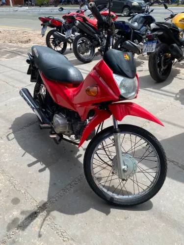 Honda Pop 110i 2023, na cor vermelha,