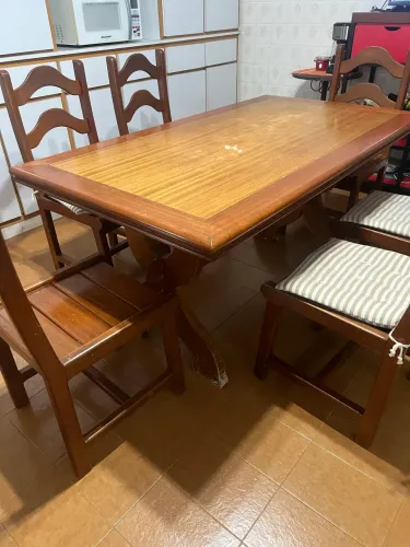 Mesa madeira maciça 1,60 x 0,90 com 6 cadeiras, almofadas não inclusas. Para retirar.