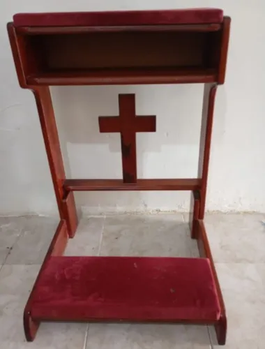 Genuflexório ou oratório de madeira maciça e veludo!