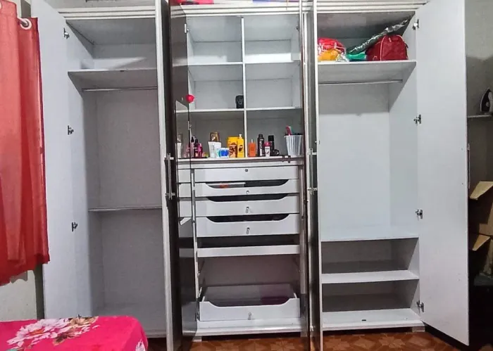 GUARDA ROUPA CASAL - GRANDE E ESPAÇOSO<br>Tamanho: 2,90 de comprimento por 2,60 de largura