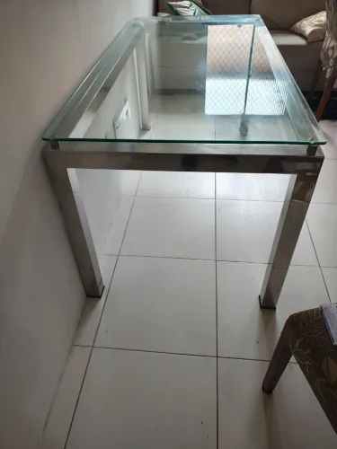 Mesa de seis lugares tampão de vidro e pés de inox