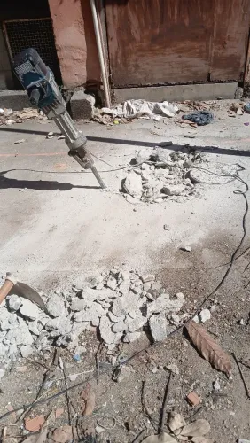 Pedreiro profissional na construção civil