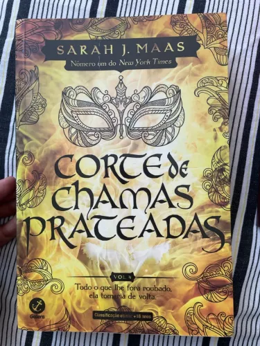 Livro: Corte de Chamas Prateadas (Sarah J. Maas)