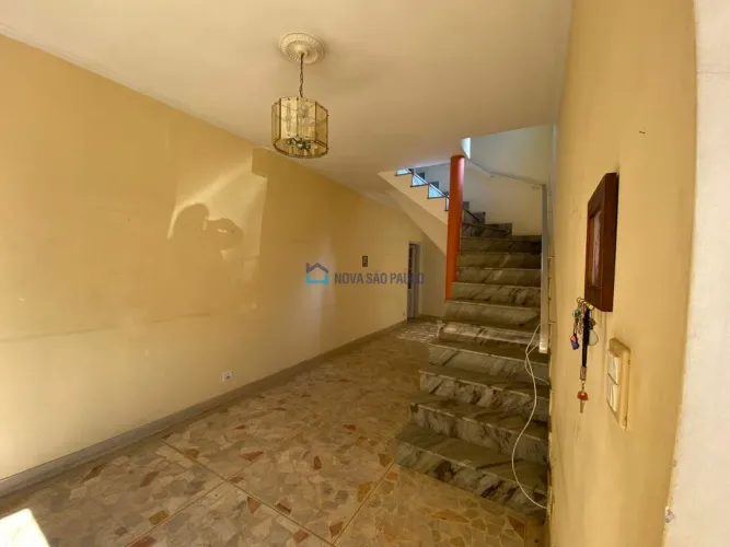Casa à venda ao lado da Estação de Metrô Praça da Árvore, com 2 quartos. e 2 vagas de gara