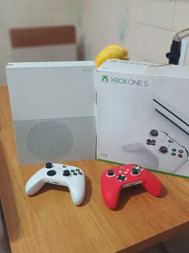 Vendo XBOX ONE S, 1TB 2 Controle com caixa.