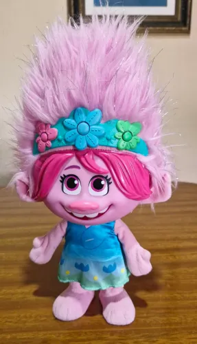 boneca trolls poppy com sons e luzes no cabelo