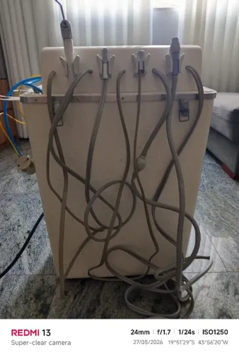 Equipamento odontológico móvel.
