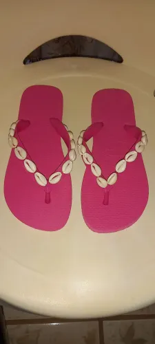 Chinelo feminino custominizado com búzios