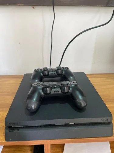 Ps4 1TB desbloqueado +2 controles