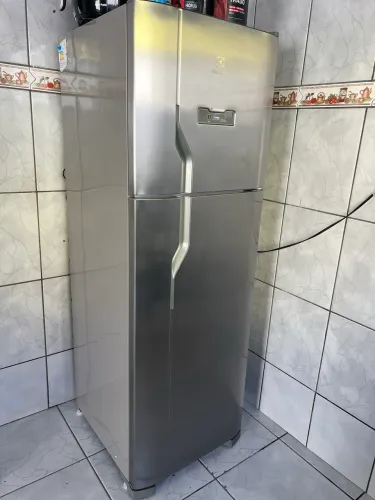 Geladeira Eletrolux 260L