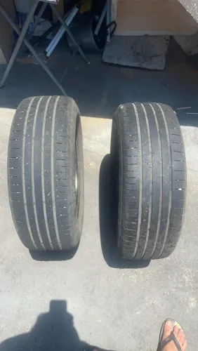 Vendo dois pneus roda 16 em bom estado de conservação, continental pneus semi novo.