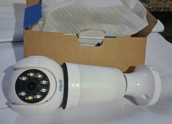 Câmera IP Lâmpada Led 3w Com 1MP Visão Noturna - Nova na caixa