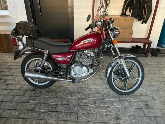 Suzuki Intruder 125 em excelente estado nada para fazer , gasolina e rodar !