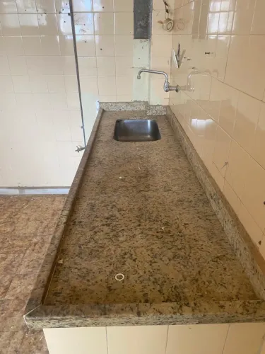 Mesa de mármore marrom